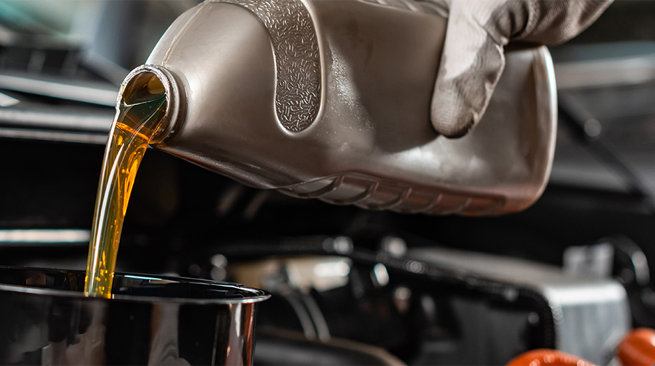 Auto-Öl wird gegossen