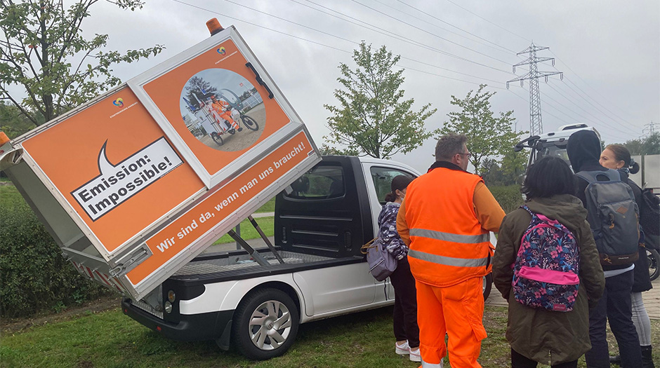 Schulgruppe vor SRH-Wagen