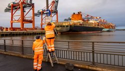 Kolleg:innen in Orange bei der Schilderreinigung