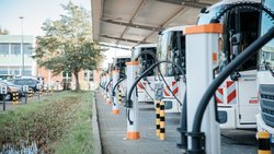 E-Nutzfahrzeuge und Ladesäulen auf dem Betriebshof Neuländer Kamp
