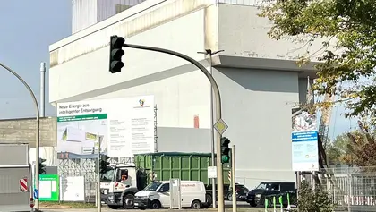 Außenansicht ZRE-Baustelle mit Bauschild