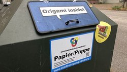 Altpapiercontainer mit Aufkleber Mach's flach