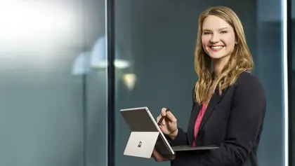 Frau mit Surface