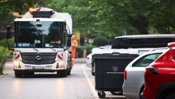 Müllfahrzeug bei der Abfuhr der Restmülltonnen