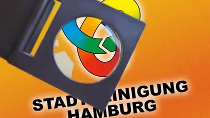 Logo der SRH unter einer Lupe