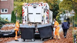 Die Kolleg:innen in Orange bei der Müllabfuhr 