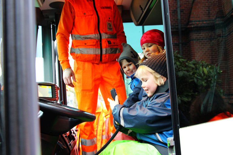 Kinder im Müllmobil