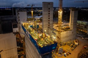 Blick auf die ZRE-Baustelle in der Dunkelheit. In der Mitte Gleitbau hell erleuchtet.