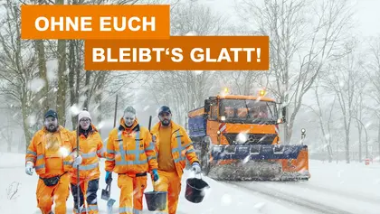 Bild mit Schneeräumfahrzeug im Hintergrund und Winterdienst-Mitarbeitenden mit Eimer und Schaufel im Vordergrund
