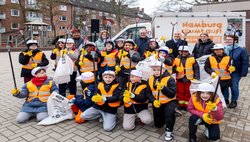 Schulkinder beim Auftakt von Hamburg räumt auf!