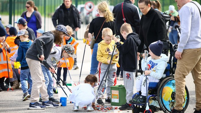 Kinder sammeln Kronkorken auf dem Energieberg
