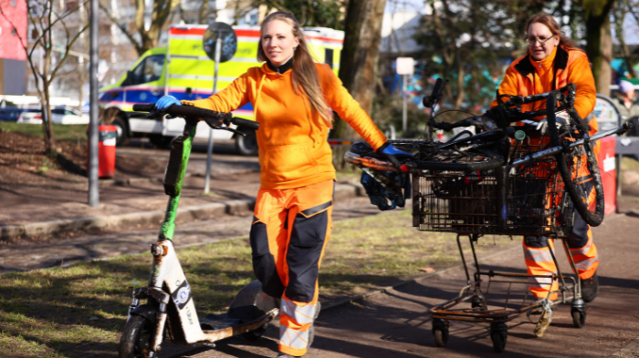 Frauen in Orange in Action