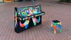 Künstlerisch gestaltetes Klavier im öffentlichen Raum