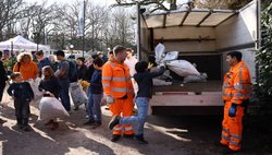 Teilnehmende liefern Ihren Müll nach der Stadttour ab