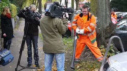 Kamerateam filmt Mitarbeiter der SRH bei der Arbeit im Freien
