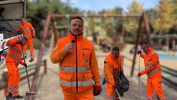 TeamOrange auf dem Spielplatz