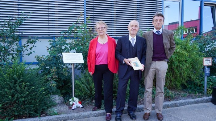 Anna Maria Sambuco, Prof. Dr. Rüdiger Siechau und Michaele Fezzi neben der Gedenktafel