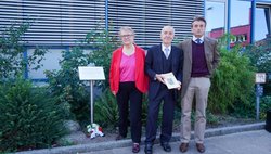 Anna Maria Sambuco, Prof. Dr. Rüdiger Siechau und Michaele Fezzi neben der Gedenktafel