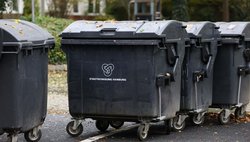 Restmülltonnen am Straßenrand