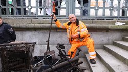 Ein SRH-Mitarbeiter mit einem Teil des Fundes von der HRA-Tauchaktion