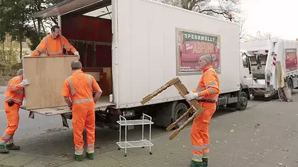 Einladen von Sperrmüll in einen LKW