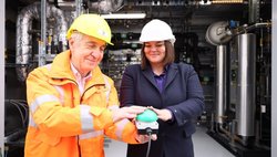 Prof. Dr. Rüdiger Siechau und Katharina Fegebank nehmen den Elektrolyseur gemeinsam in Betrieb