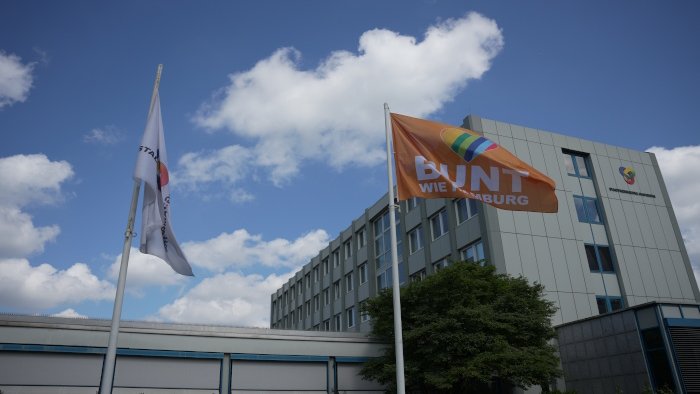 Vielfaltsflagge vor dem Hauptgebäude der SRH Vielfaltsflagge vor dem Hauptgebäude der SRH