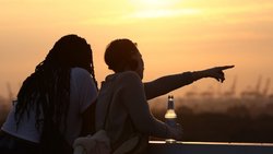 Zwei Besucherinnen der Sternschnuppen-Nacht auf dem Energieberg 
