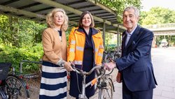 Bezirksamtsleiterin Dr. Bettina Schomburg, Umweltsenatorin Katharina Fegebank und SRH-Geschäftsführer Prof. Dr. Rüdiger Siechau