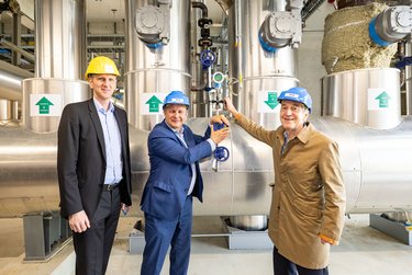 SRH-Geschäftsführer Prof. Dr. Rüdiger Siechau, Umweltsenator Jens Kerstan und Michael Prinz, Geschäftsführer der Hamburger Energiewerke (v. r. n. l.) bei der Inbetriebnahme des Wärmeprojekts in der MVB