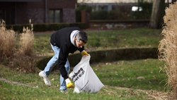 Hamburger beim Müll sammeln