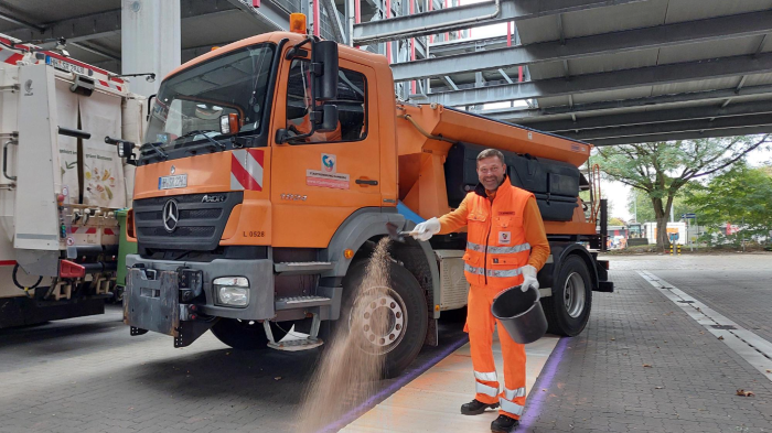 SRH-Kollege beim Probetstreuen