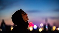 Besucher bei der Sternschnuppen-Nacht auf dem Energieberg