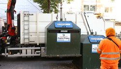 Entleerung eines Papiercontainers