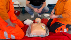 Zwei Kolleg:innen in Orange beim Herzretterseminar