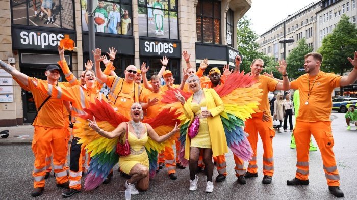 #TeamOrange posiert mit CSD-Teilnehmenden #TeamOrange posiert mit CSD-Teilnehmenden