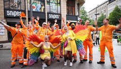 #TeamOrange posiert mit CSD-Teilnehmenden