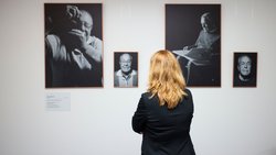 Beispielexponate der Ausstellung zu den Zeitzeug:innen des Energiebergs