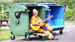 Kollegin In Orange mit der Gitarre auf dem Energieberg