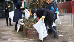 HRA-Teilnehmer:innen sammeln Müll 