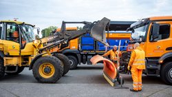 Millimeterarbeit beim Anbauen der Räumschilde