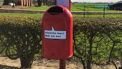 Papierkorb im grünen Umfeld