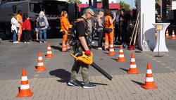 MATCHDAY-Teilnehmerin probiert Laubbläser aus