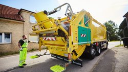 Ein Kollege bei der Abfuhr der Wertstofftonne