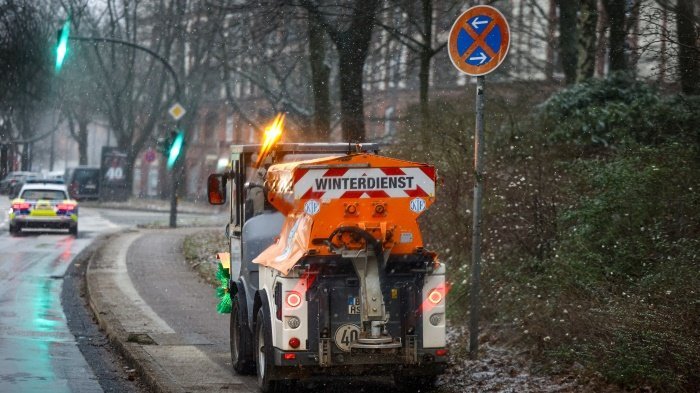 Kleine Kehrmaschine im Winterdienst