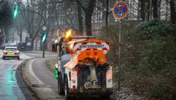 Kleine Kehrmaschine im Winterdienst