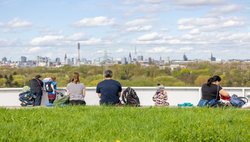 Besuchende genießen die Aussicht auf dem Energieberg Georgswerder