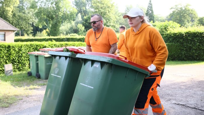 Kolleg:innen von der Müllabfuhr bei der Arbeit