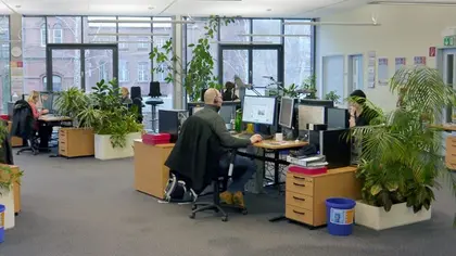 Büroraum mit Fensterwand