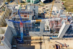 Raupenkran auf der Baustelle